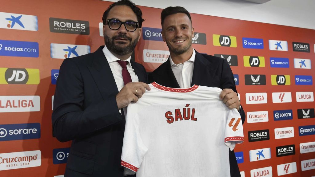 Saúl Ñíguez posa con la camiseta del Sevilla junto a Víctor Orta en su presentación