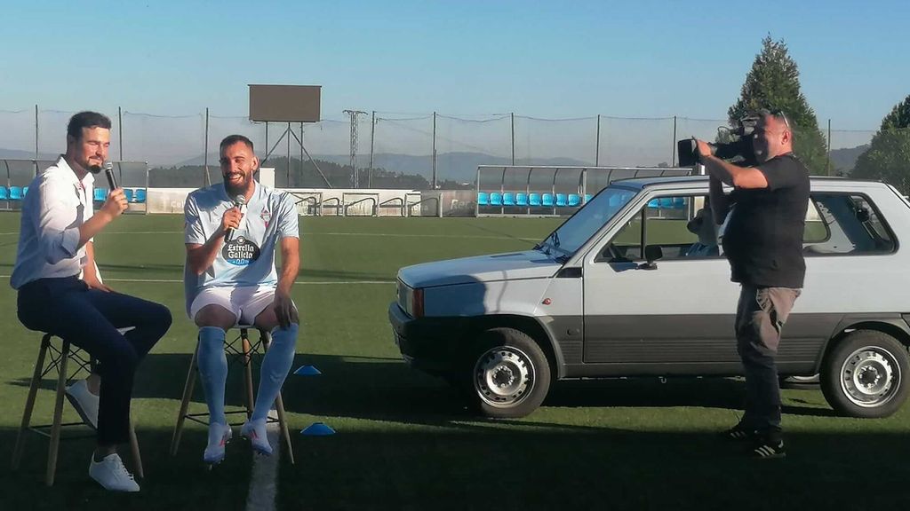 Borja Iglesias se presenta como nuevo jugador del Celta a bordo de un Seat Panda y con un baño de masas