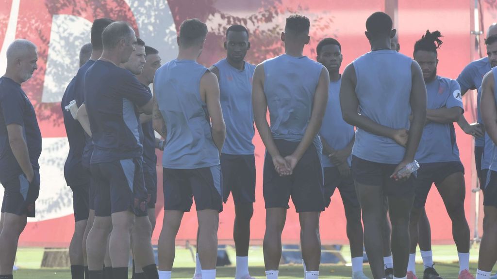Continúan los entrenamientos de pretemporada del nuevo Sevilla de García Pimienta: Charla tras la derrota frente al Sporting de Portugal