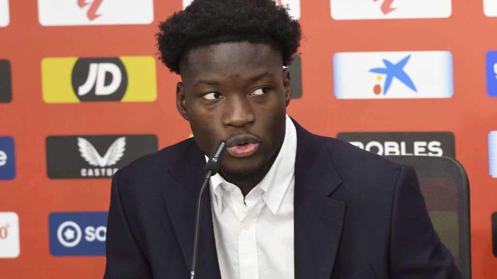 Rueda de prensa de presentación de Agoumé con el Sevilla