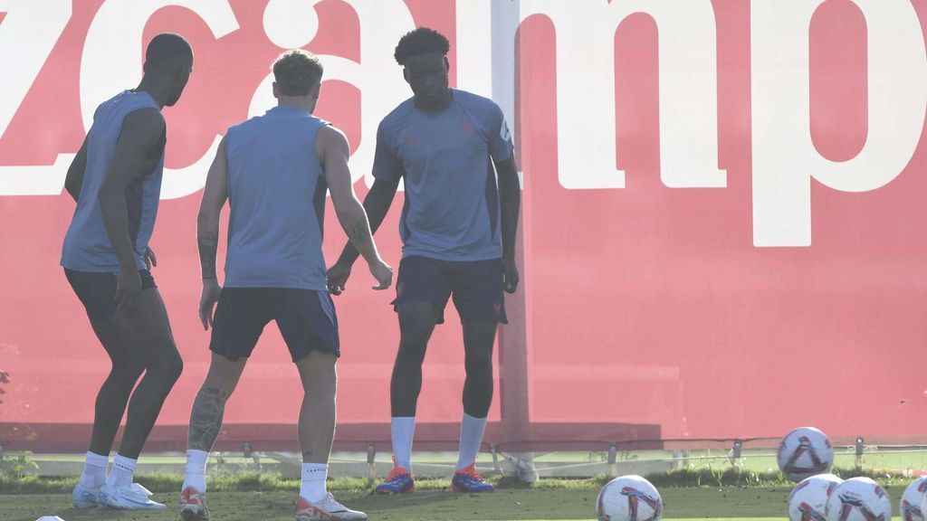 Primer entrenamiento de Agoume con el Sevilla tras su vuelta al equipo hispalense