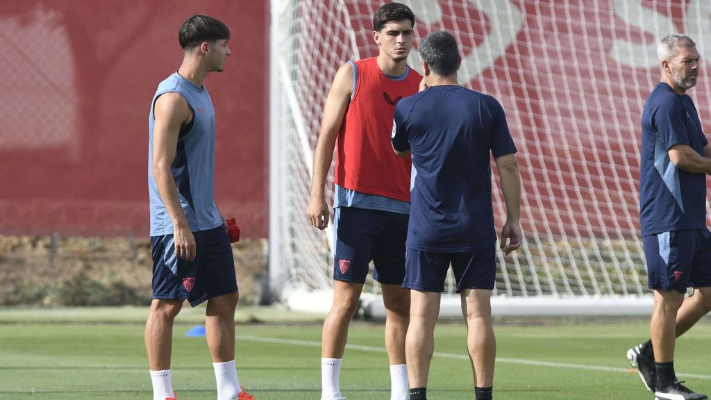 La charla de García Pimienta con Juanlu Sánchez en el entrenamiento del Sevilla