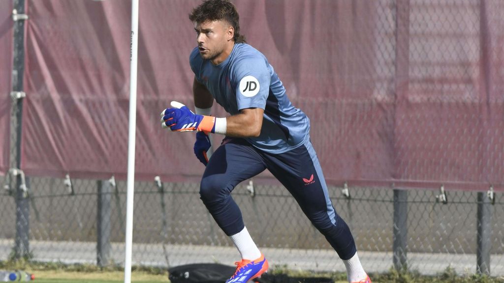 Primer entrenamiento del guardameta Álvaro Fernández con el Sevilla FC