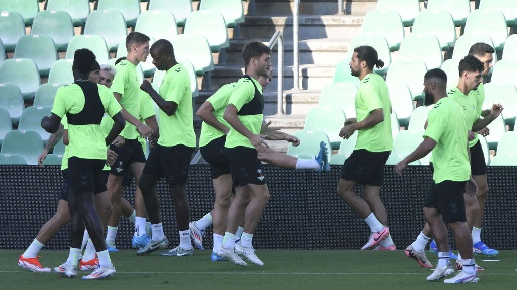Último entrenamiento del Betis antes del debut liguero ante el Girona