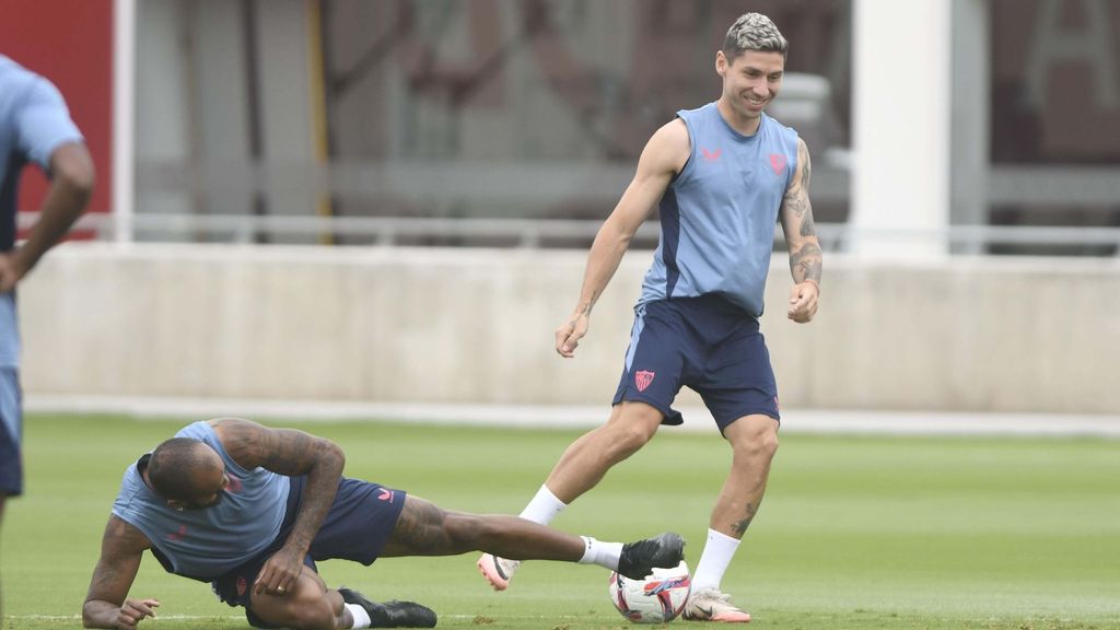 Buen ambiente en el entreno del Sevilla FC