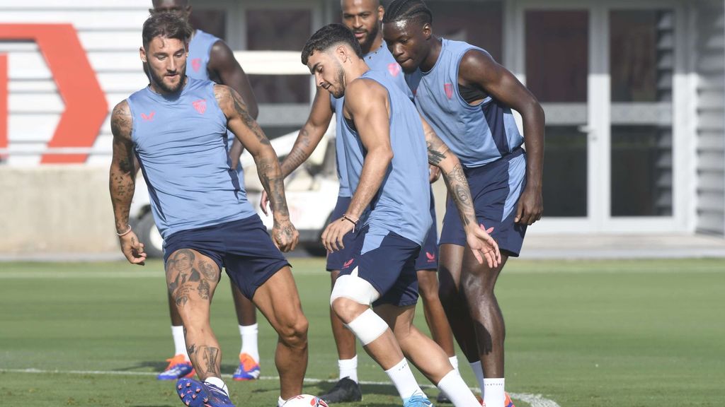 El vendaje de Isaac Romero en el entrenamiento del Sevilla previo al partido ante el Mallorca