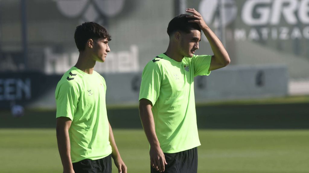 Entrenamiento del Betis con amplia representación de canteranos a las órdenes de Pellegrini
