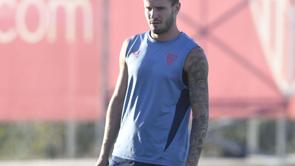 Saúl, en un entrenamiento antes de volver a jugar con el Sevilla tras su expulsión: "Ya toca"