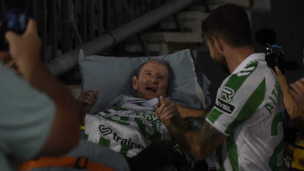La camiseta de Lo Celso, para el héroe del partido: Paco Rodríguez, el socio 105, en el regreso más especial al Villamarín