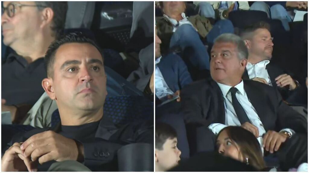No saludo de Xavi Hernández y Joan Laporta en el acto de Iniesta