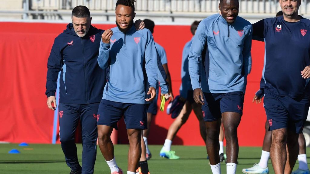La charla de García Pimienta con Ejuke en el entrenamiento del Sevilla
