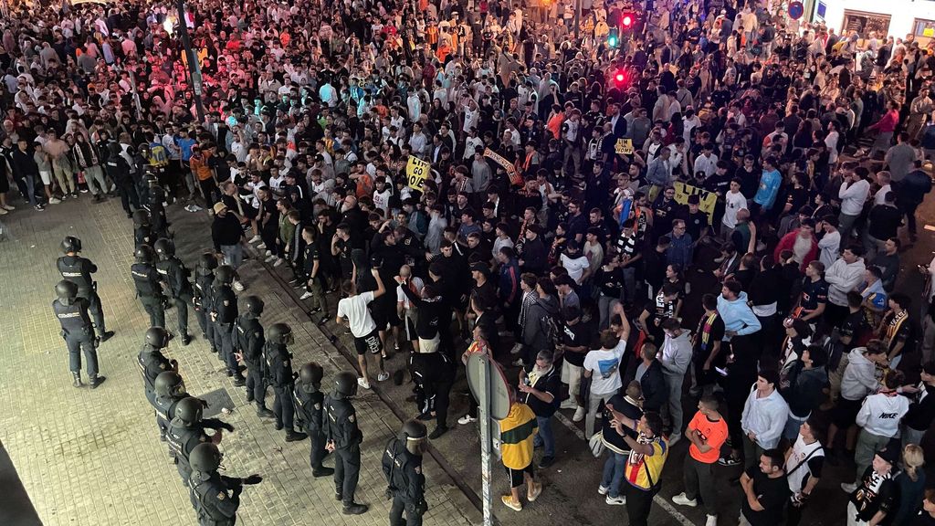 Valencia 2-3 Las Palmas: La afición explota en los aledaños de Mestalla al grito de "no vais a salir"