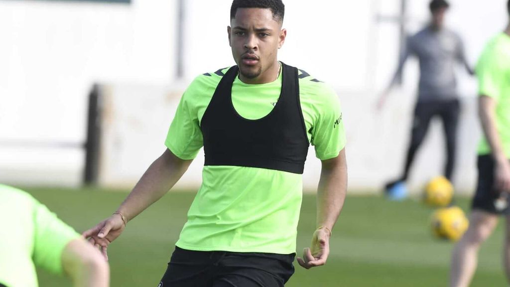 Vitor Roque entrena con el Betis mientras espera su salida al Palmeiras