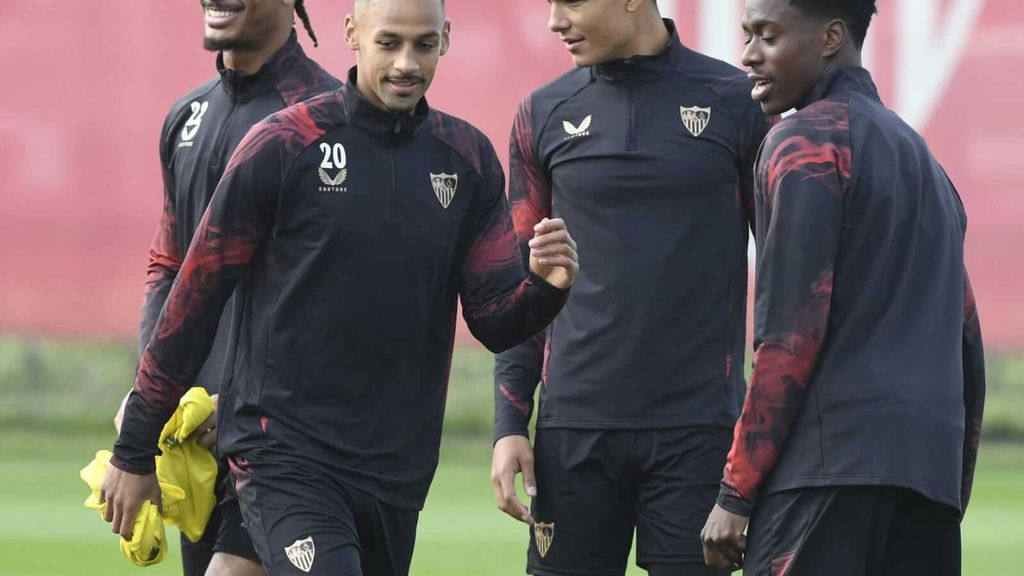Entrenamiento del Sevilla marcado por el cambio de look de Sow