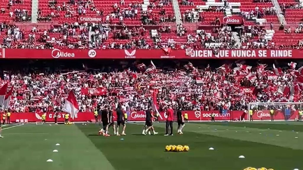 El himno del Sevilla en el entrenamiento a puerta abierta