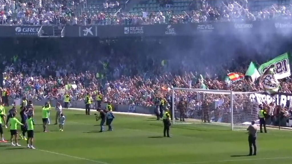 La fiesta de la afición del Betis con el equipo