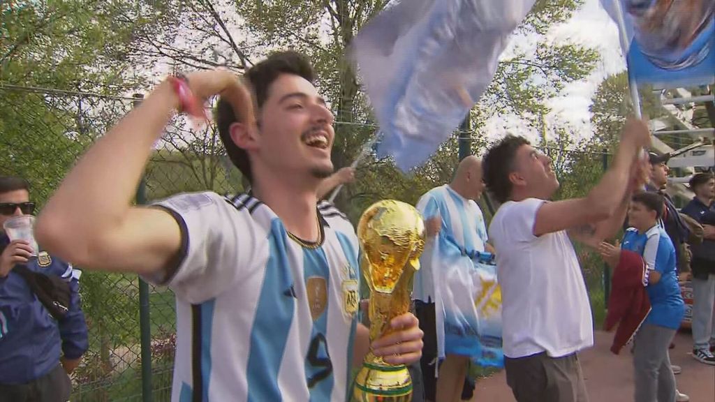 Tarde de fútbol en el Club Argentino de Alcalá de Henares, mates, bombos y los hermanos de Julián Álvarez