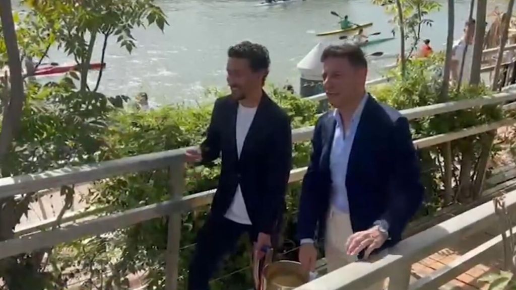 Joaquín y Jesús Navas bromean con el peso de la Copa del Rey: "Menos mal que hemos hecho brazo esta mañana"