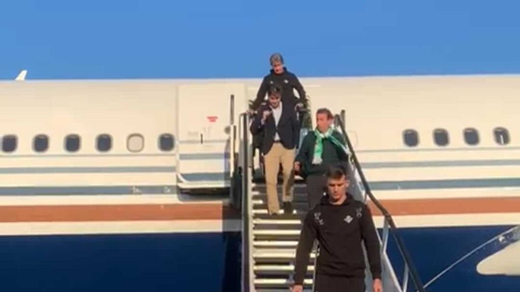 Final Conference League Betis-Chelsea: los jugadores del Betis bajan del avión y ya se encuentran en Polonia