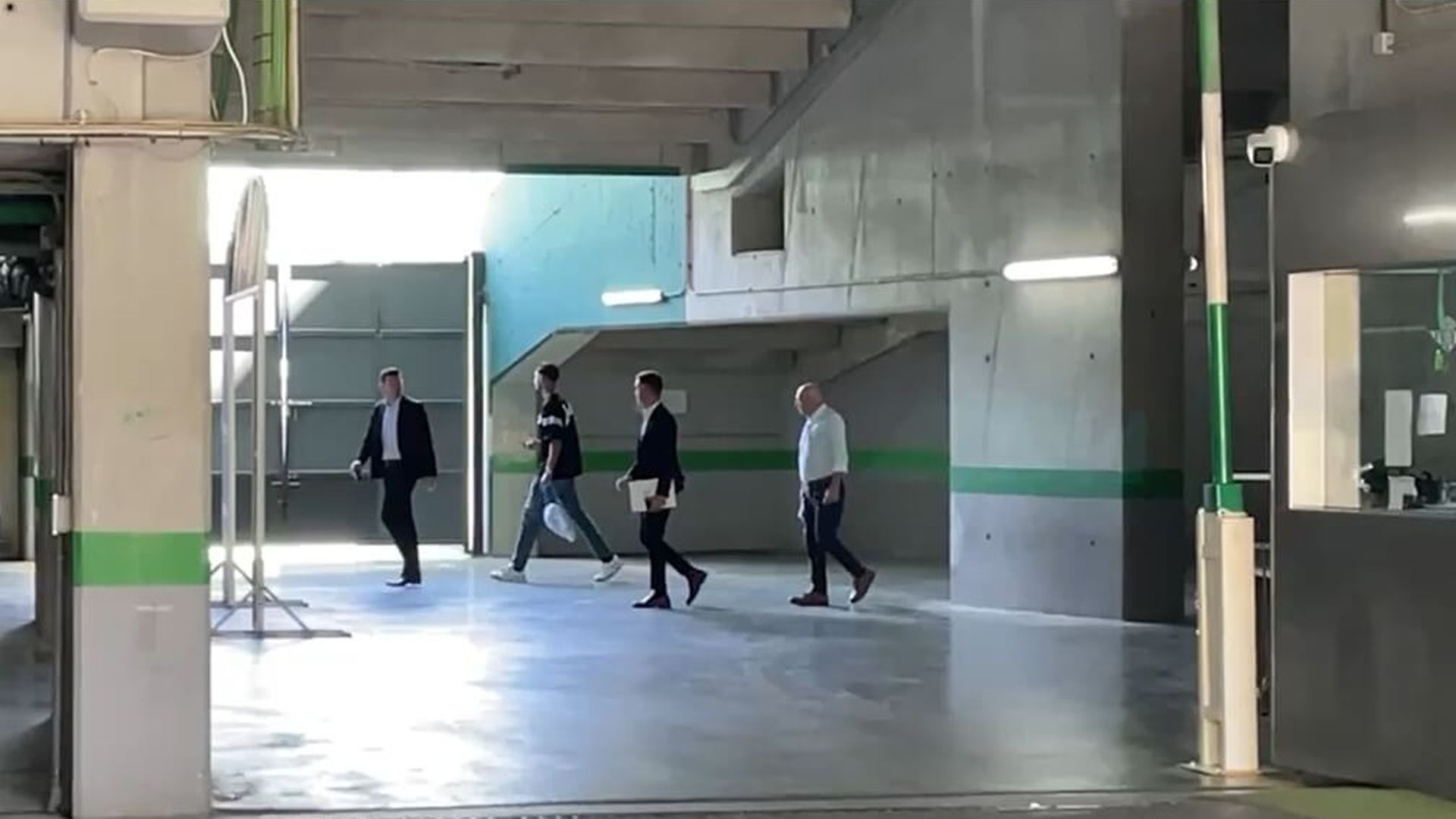 Álvaro Valles abandona el Benito Villamarín tras cerrar su fichaje por el Betis