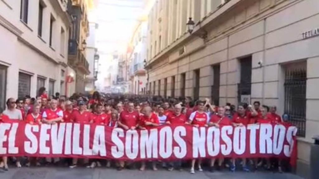 Histórica manifestación del Sevillismo contra la directiva