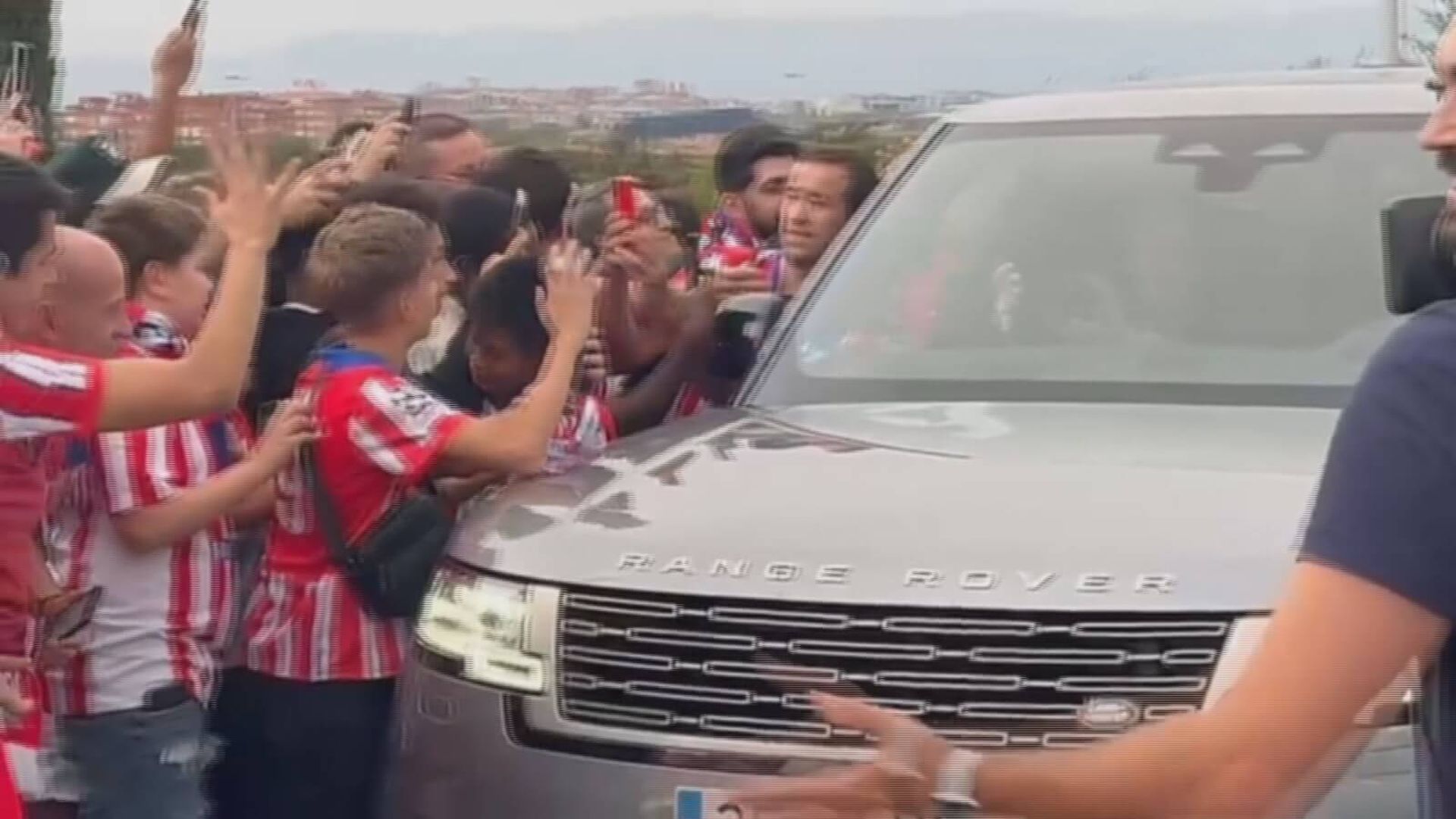 La locura en salida del Atlético de Madrid tras el derbi