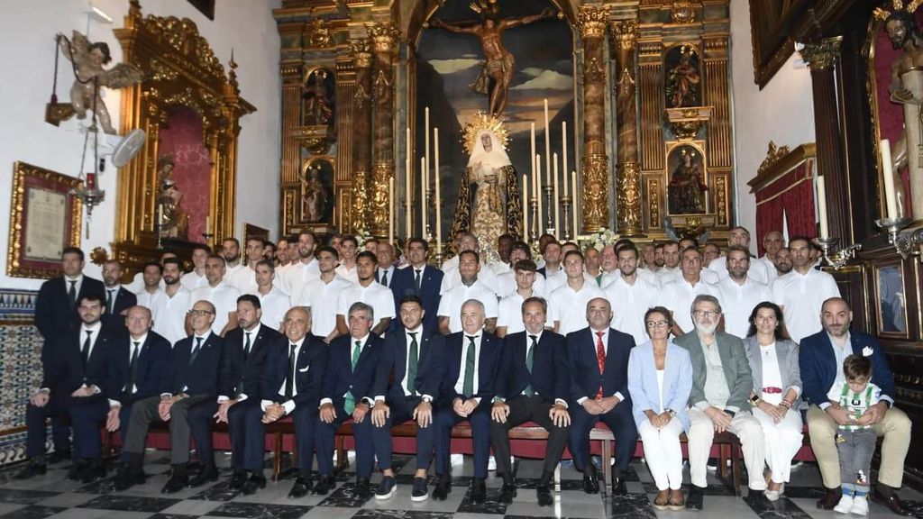 Ofrenda floral del Betis en la Capilla del Museo