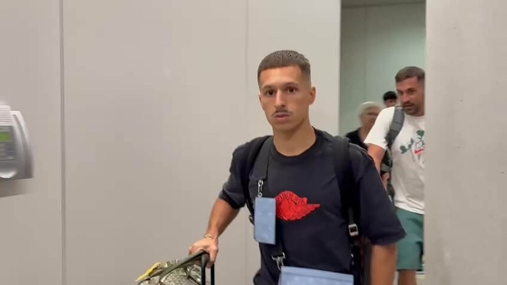 Bryan Zaragoza llega al aeropuerto de Santiago