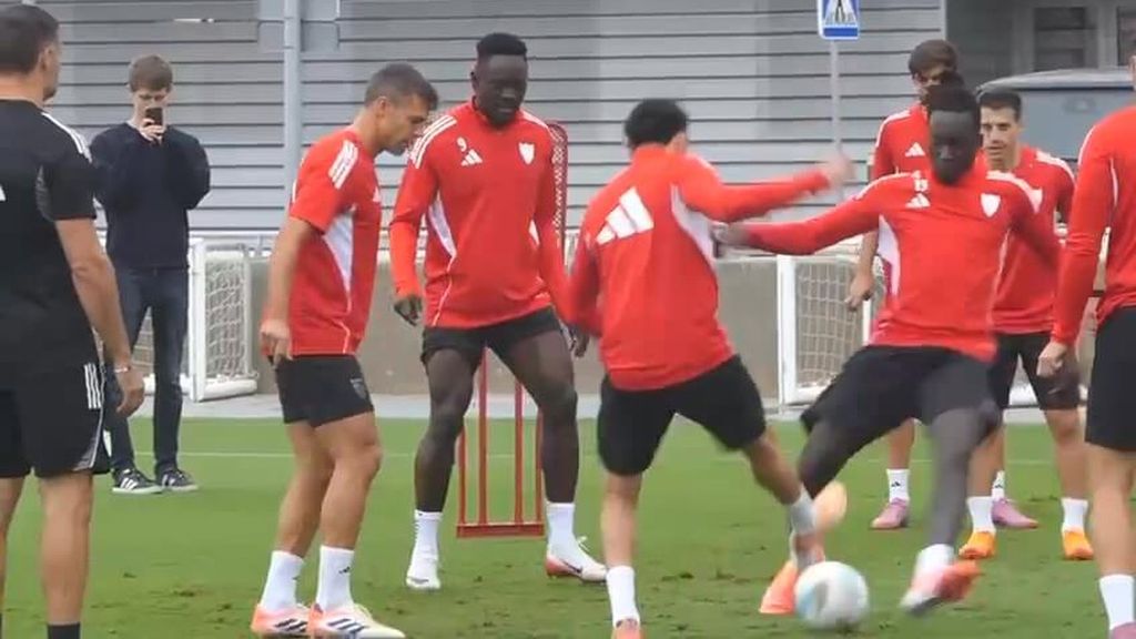 Caño de Rubén Vargas a Batista Mendy en el entrenamiento del Sevilla