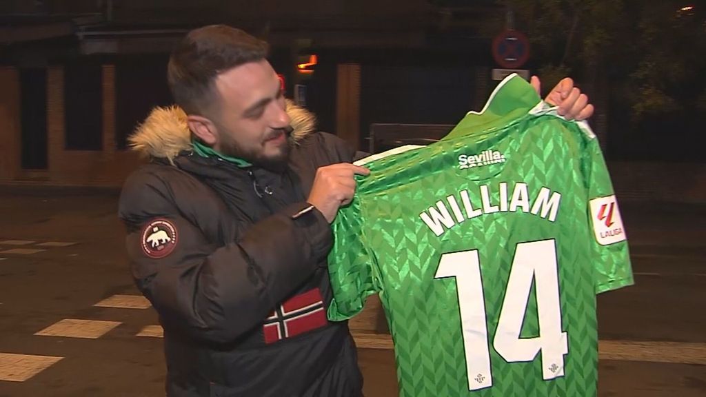 William Carvalho le da su camiseta a un aficionado.