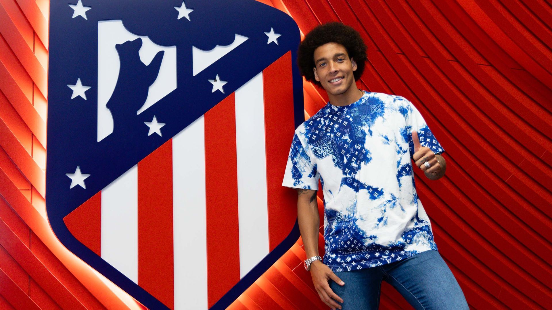 witsel_posa_con_el_escudo_del_atletico_de_madrid_foto_atm__001.jpg