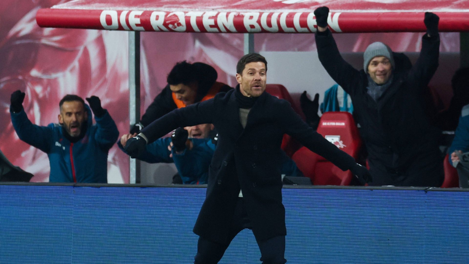 xabi_alonso_celebrando_la_victoria_del_leverkusen_cordon_press_001.jpg xabi_alonso_celebrando_la_victoria_del_leverkusen_cordon_press_001.jpg