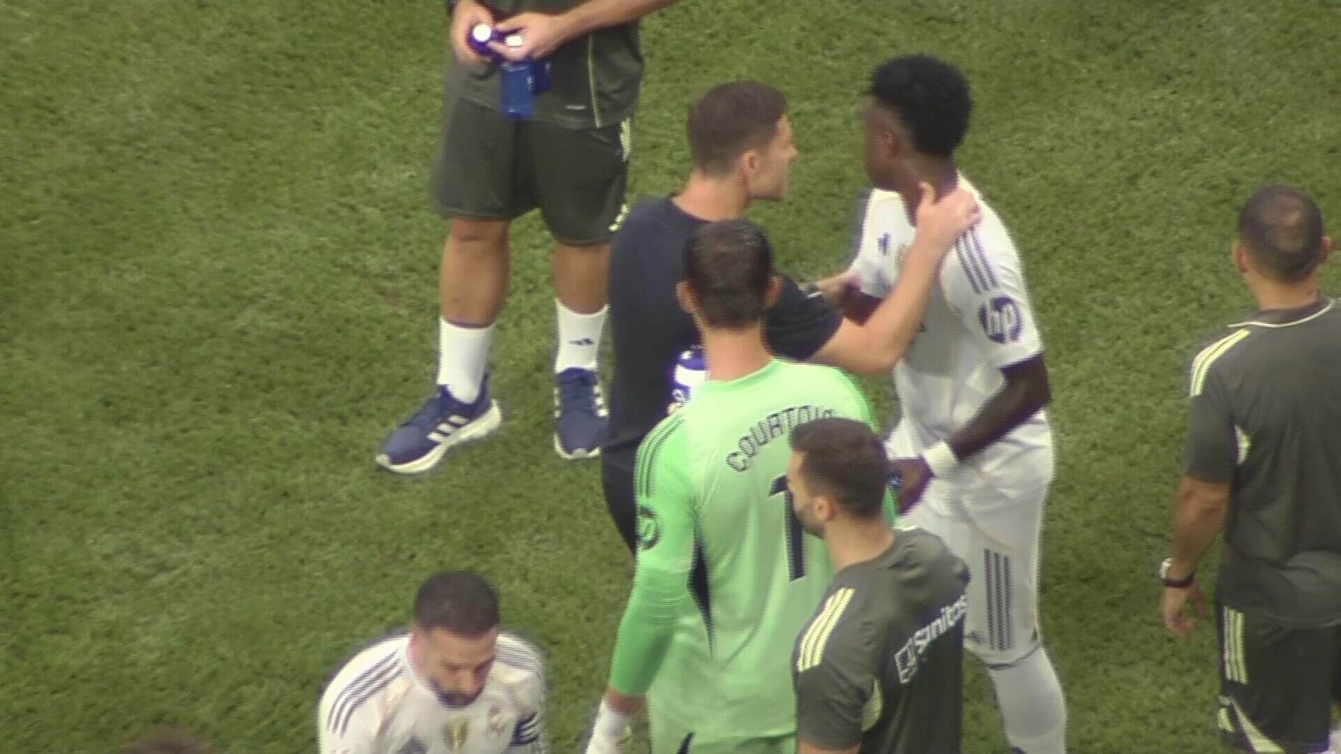 xabi_alonso_hablando_con_vinicius_jr_foto_eldesmarque_002.jpeg xabi_alonso_hablando_con_vinicius_jr_foto_eldesmarque_002.jpeg