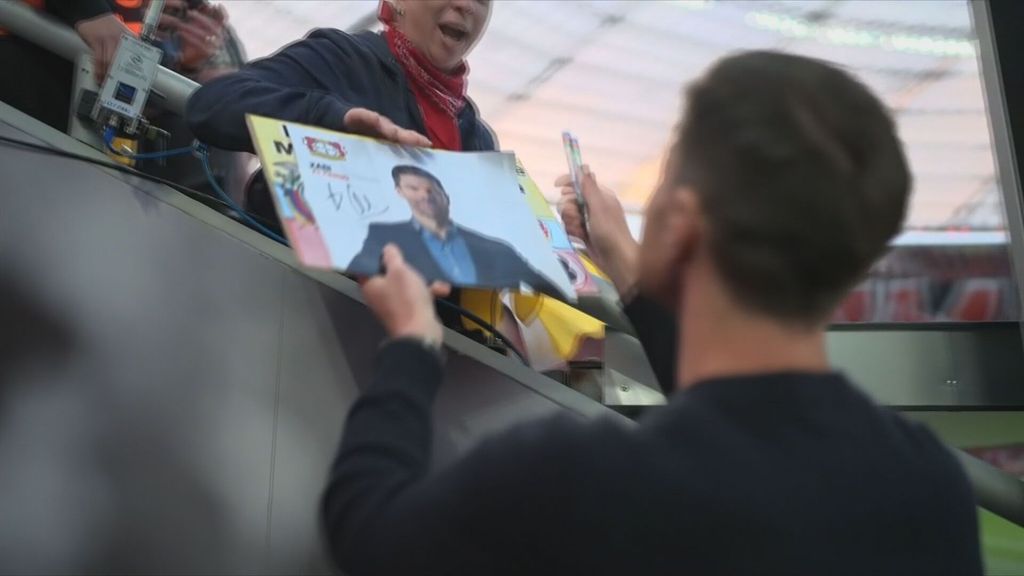 (Mediaset) Xabi Alonso levanta pasiones en Leverkusen: firma un póster con su cara y la aficionada no puede contener la emoción