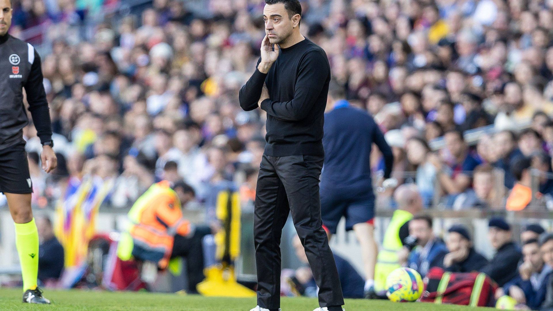 xavi_en_la_banda_del_camp_nou_foto_cordon_press__001.jpg