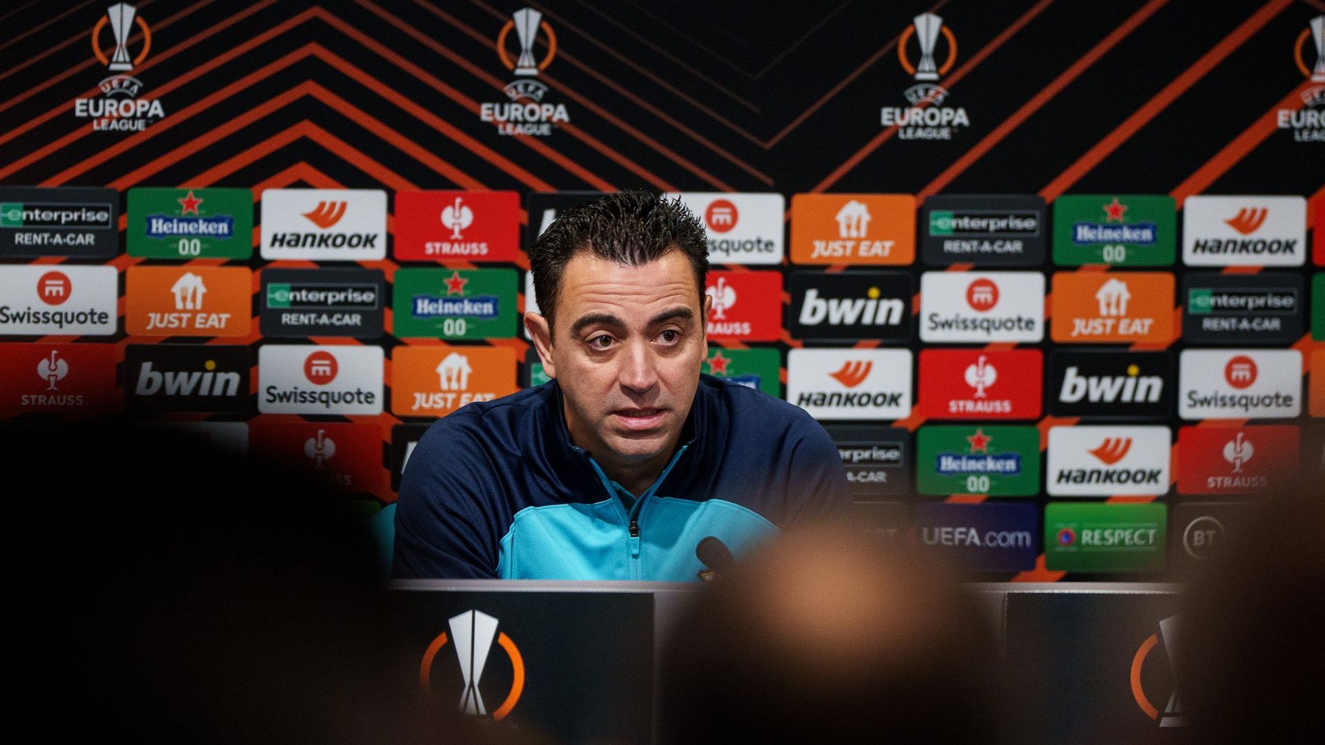 xavi_en_sala_de_prensa_antes_del_partido_ante_el_manchester_united_foto_fcb__001.jpg