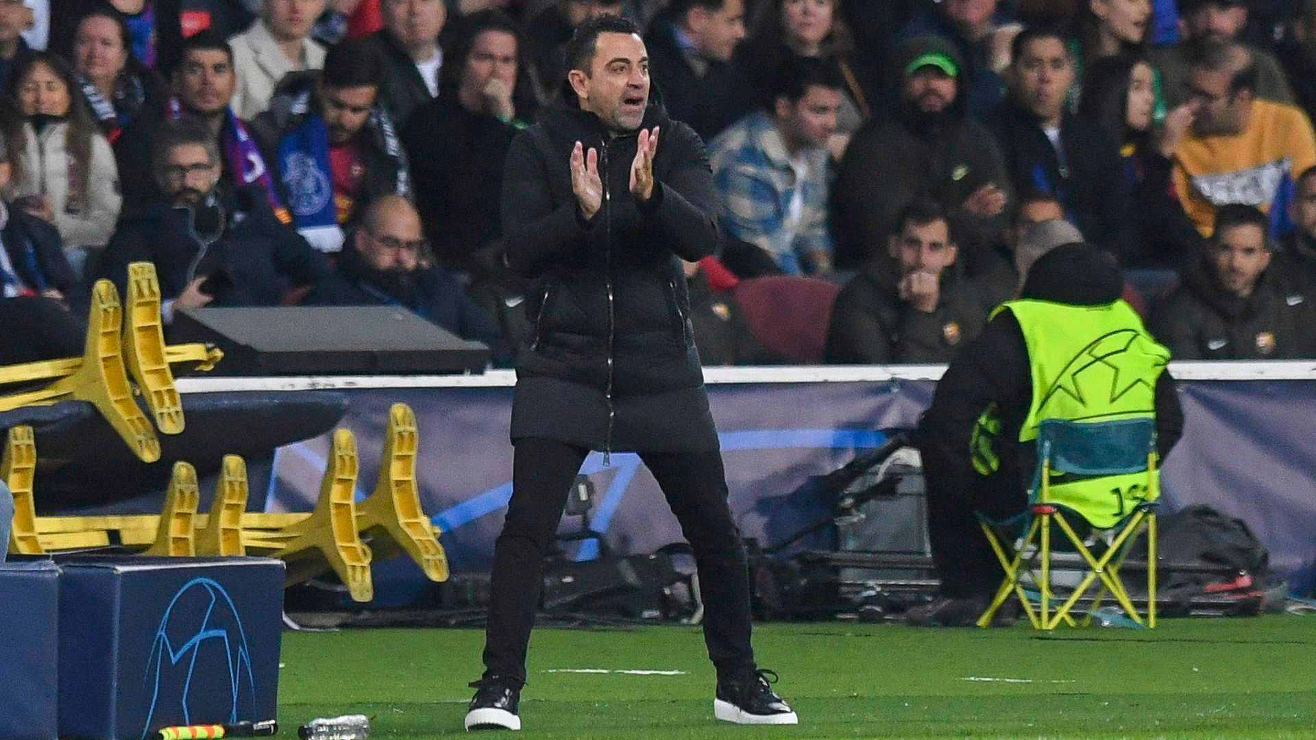 xavi_hernandez_da_indicaciones_a_sus_jugadores_en_un_partido.jpeg xavi_hernandez_da_indicaciones_a_sus_jugadores_en_un_partido.jpeg