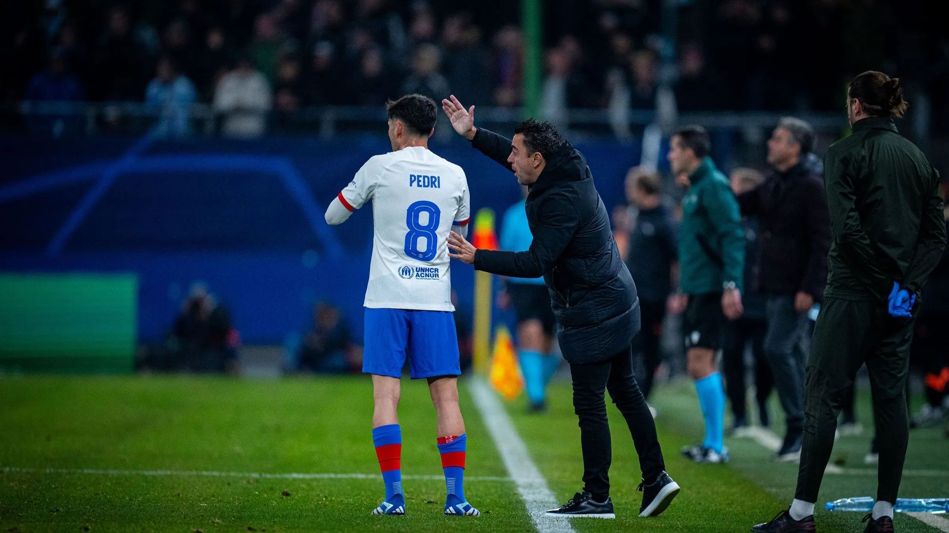 xavi_hernandez_dando_instrucciones_a_pedri_en_el_shakthar_barca_foto_fcb_001.jpg