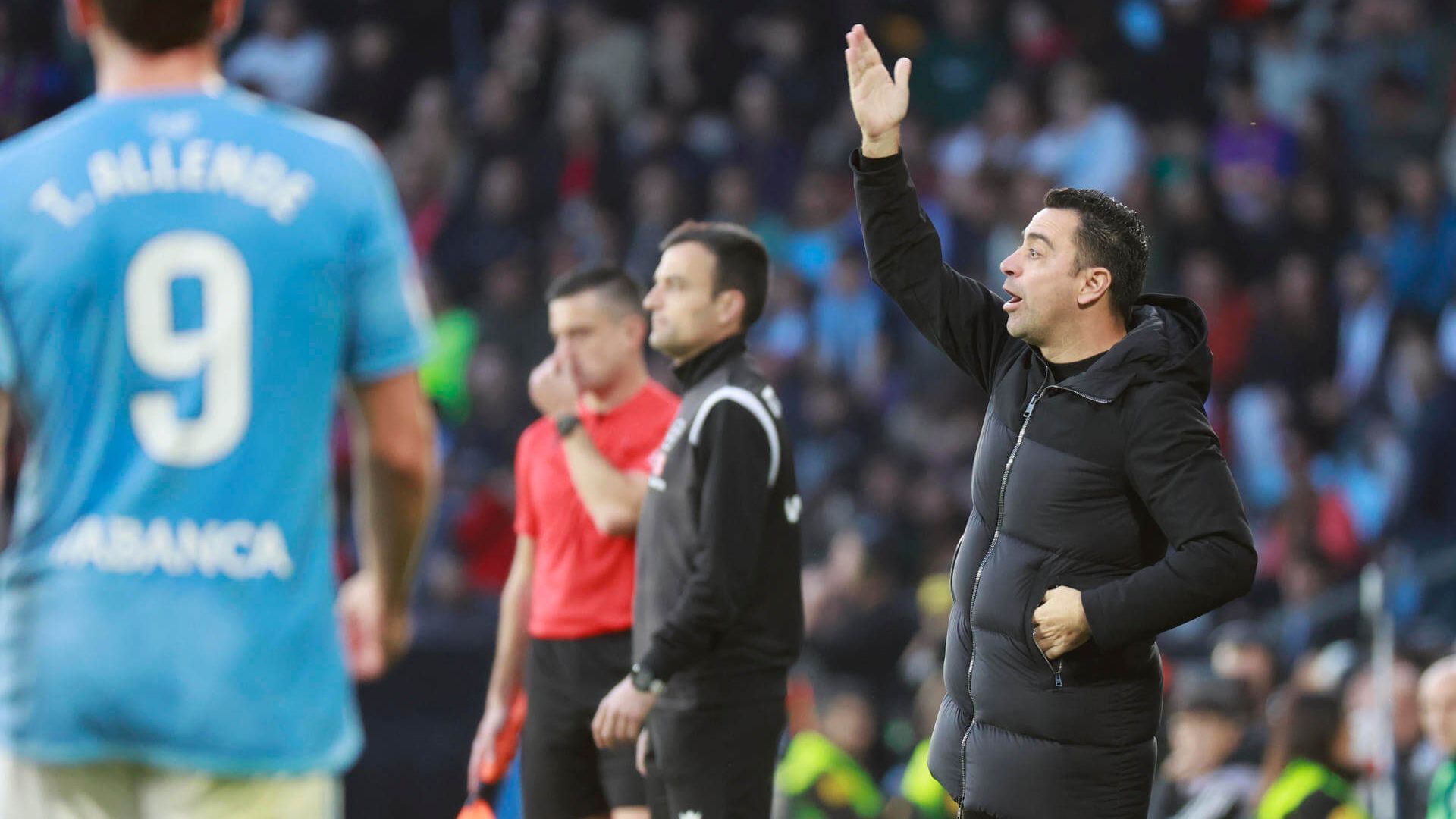 xavi_hernandez_dando_instrucciones_durante_el_celta_barca_foto_efe_001.jpg