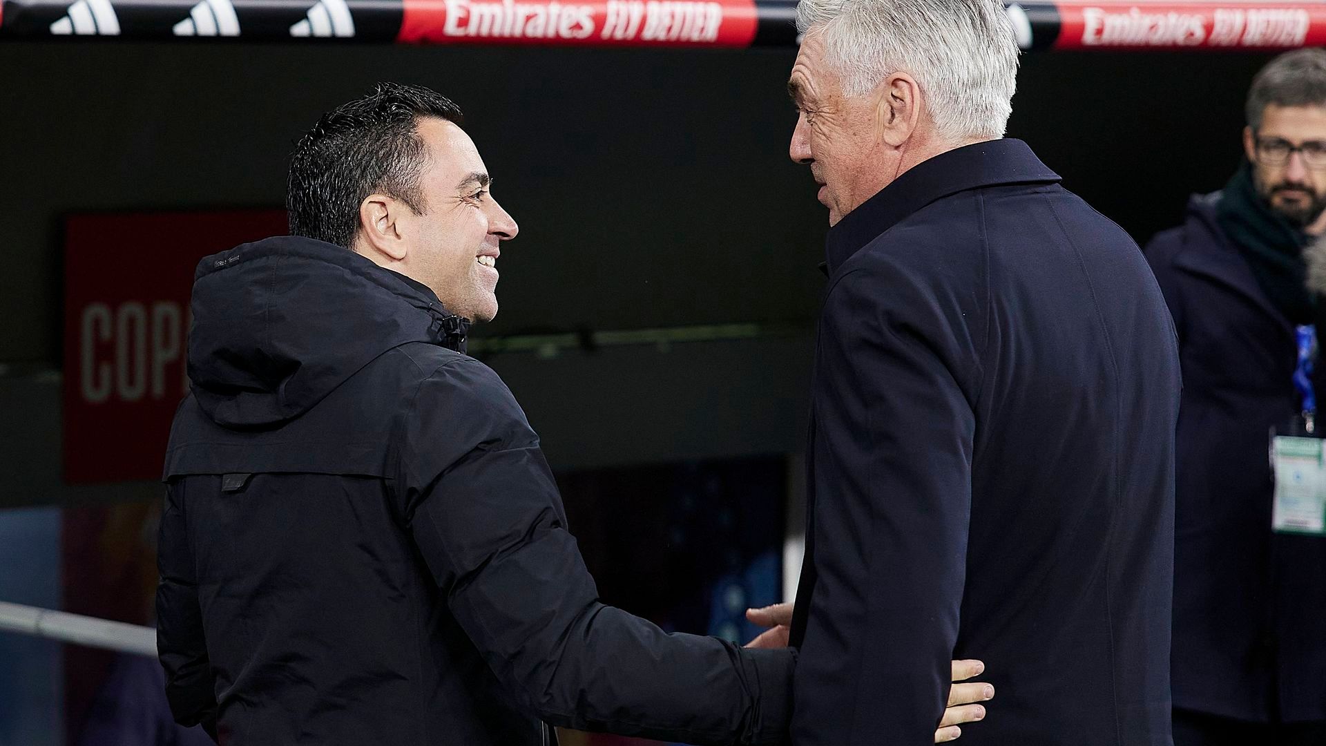 xavi_hernandez_y_carlo_ancelotti_se_saludan_antes_del_clasico_foto_cordon_press_001.jpg