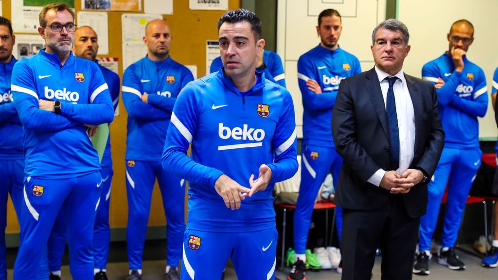 Así fue, al detalle, el primer día de Xavi como entrenador el Barça: presentación en el vestuario, charla y entrenamiento