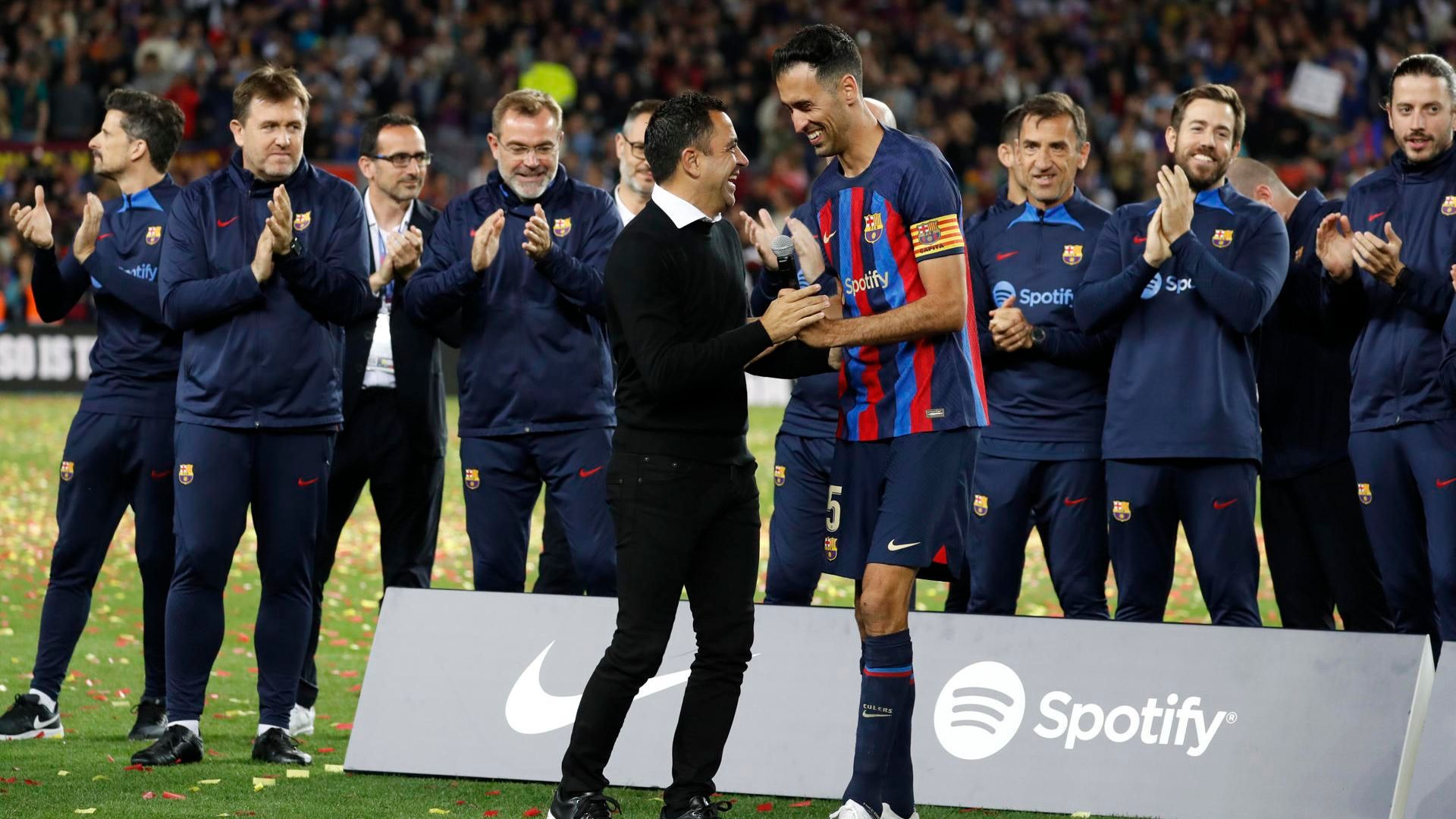 xavi_hernandez_y_sergio_busquets_tras_recoger_el_trofeo_de_campeon_001.jpg