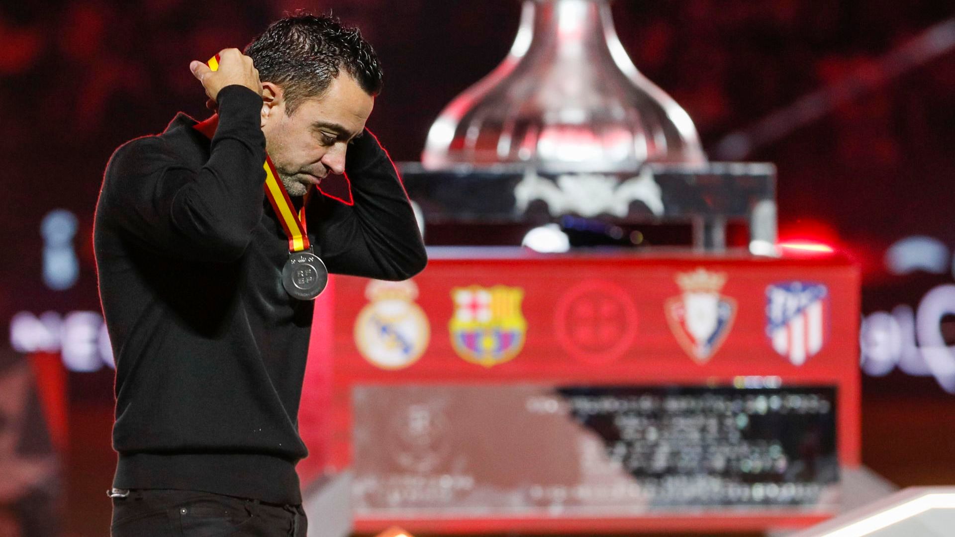 xavi_quitandose_la_medalla_de_subcampeon_de_la_supercopa_de_espana_foto_efe_001.jpg xavi_quitandose_la_medalla_de_subcampeon_de_la_supercopa_de_espana_foto_efe_001.jpg