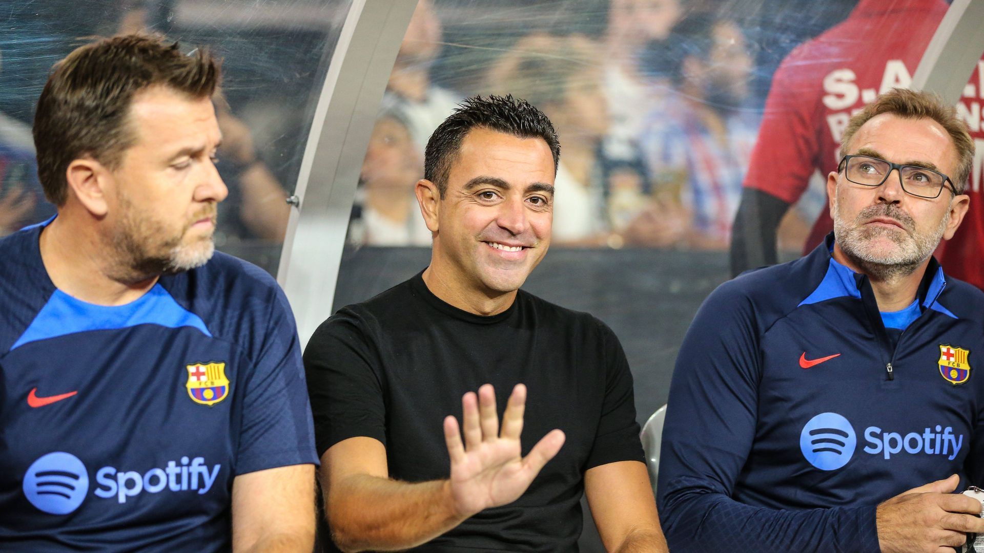 xavi_saluda_en_el_banquillo.jpg xavi_saluda_en_el_banquillo.jpg