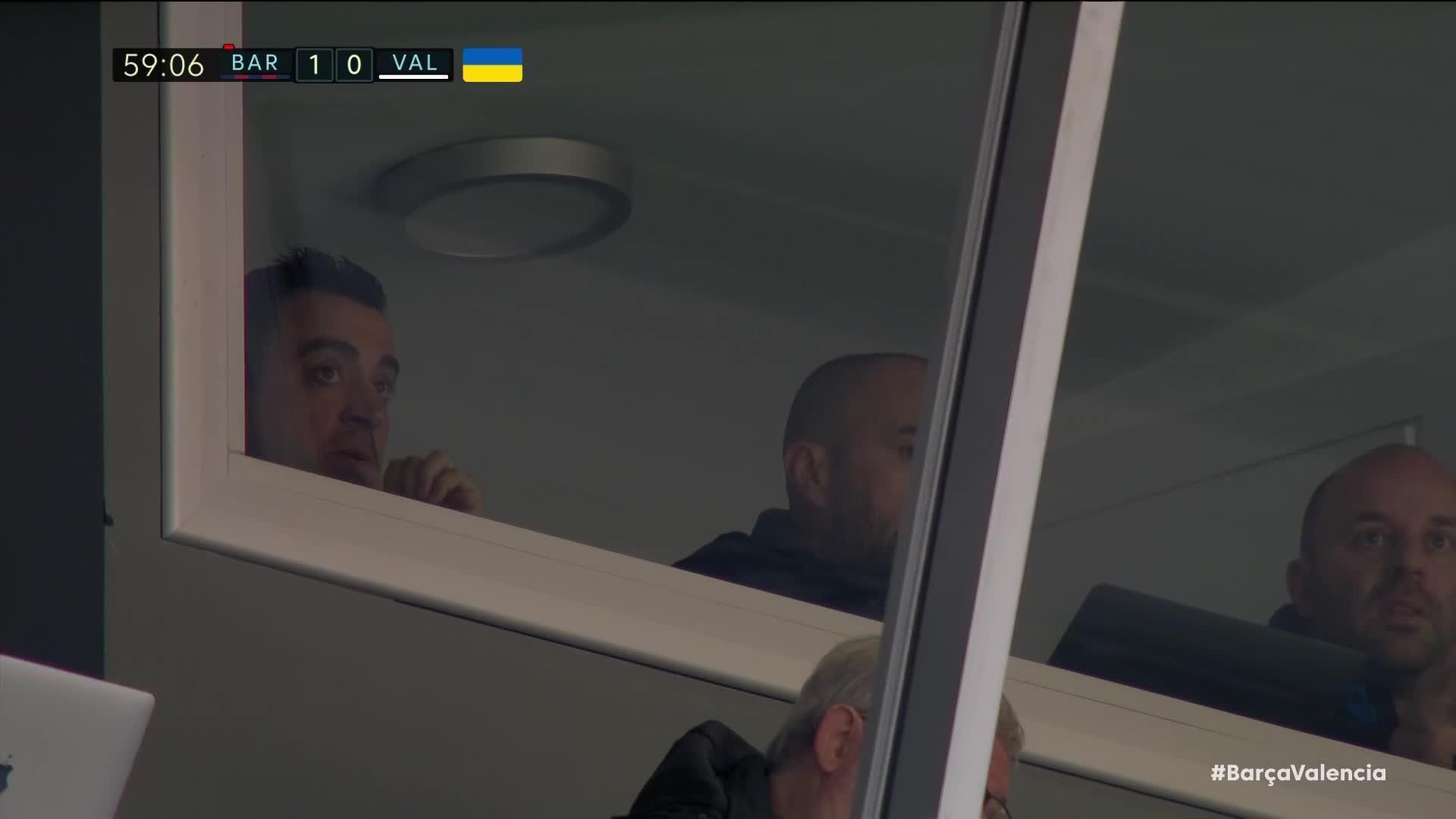xavi_sigue_el_partido_desde_una_cabina_del_camp_nou_001.jpg xavi_sigue_el_partido_desde_una_cabina_del_camp_nou_001.jpg