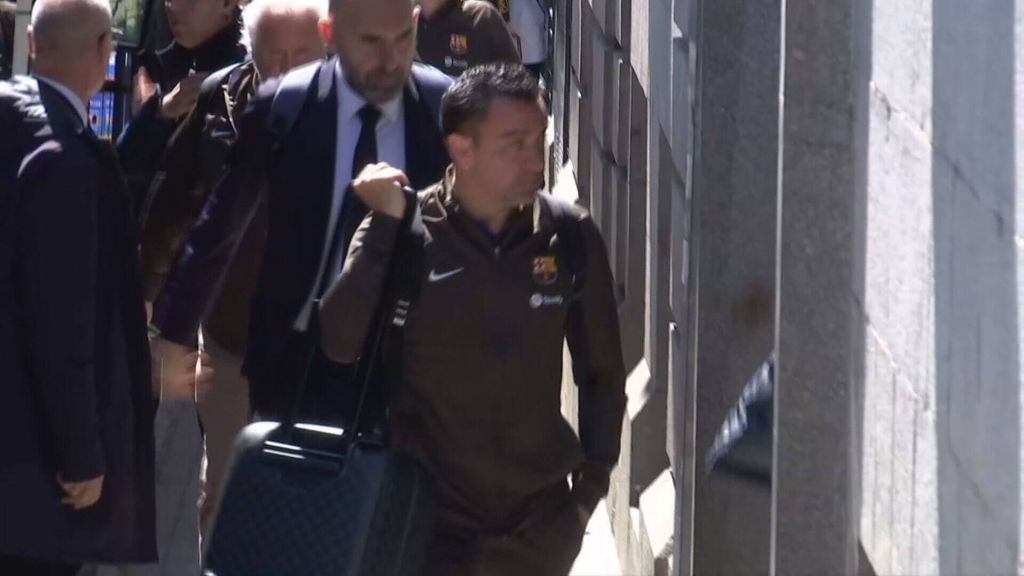 La afición se lo pide claro a Xavi en su llegada a Madrid: "Quédate"
