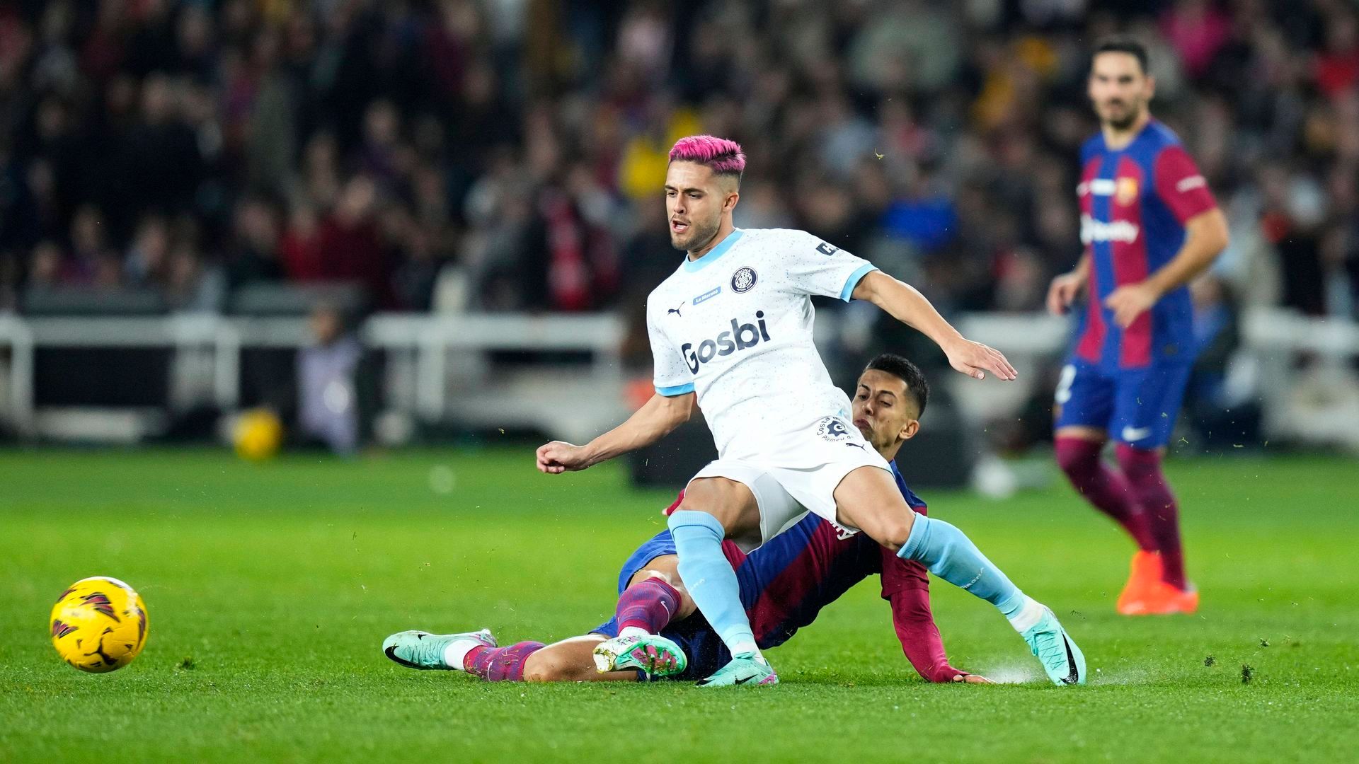 yan_couto_recibiendo_una_entrada_de_joao_cancelo_en_el_barca_girona_foto_cordon_press_001.jpg
