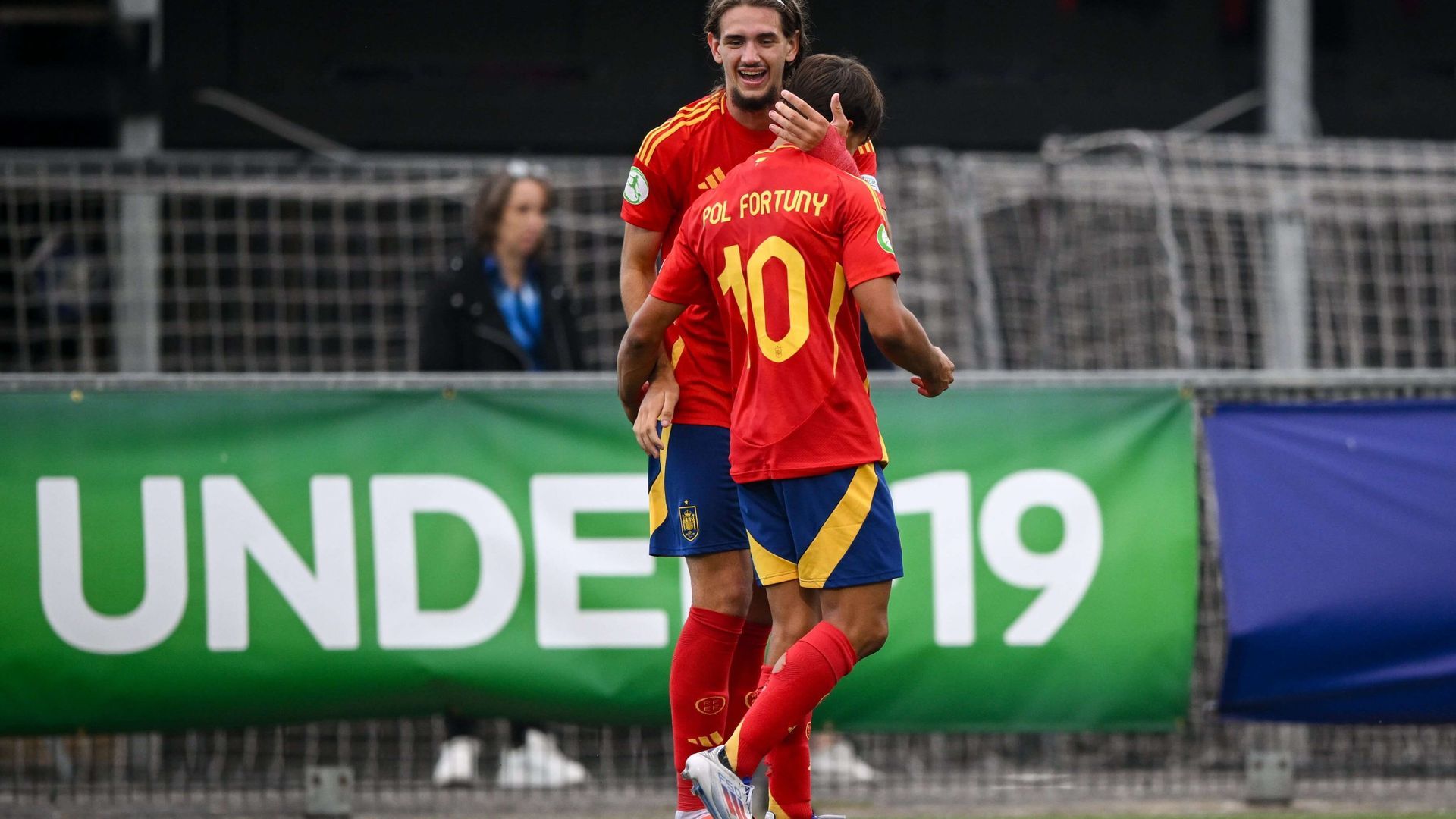 yarek_gasiorowski_celebra_su_gol_a_turquia_foto_sefutbol.jpeg yarek_gasiorowski_celebra_su_gol_a_turquia_foto_sefutbol.jpeg