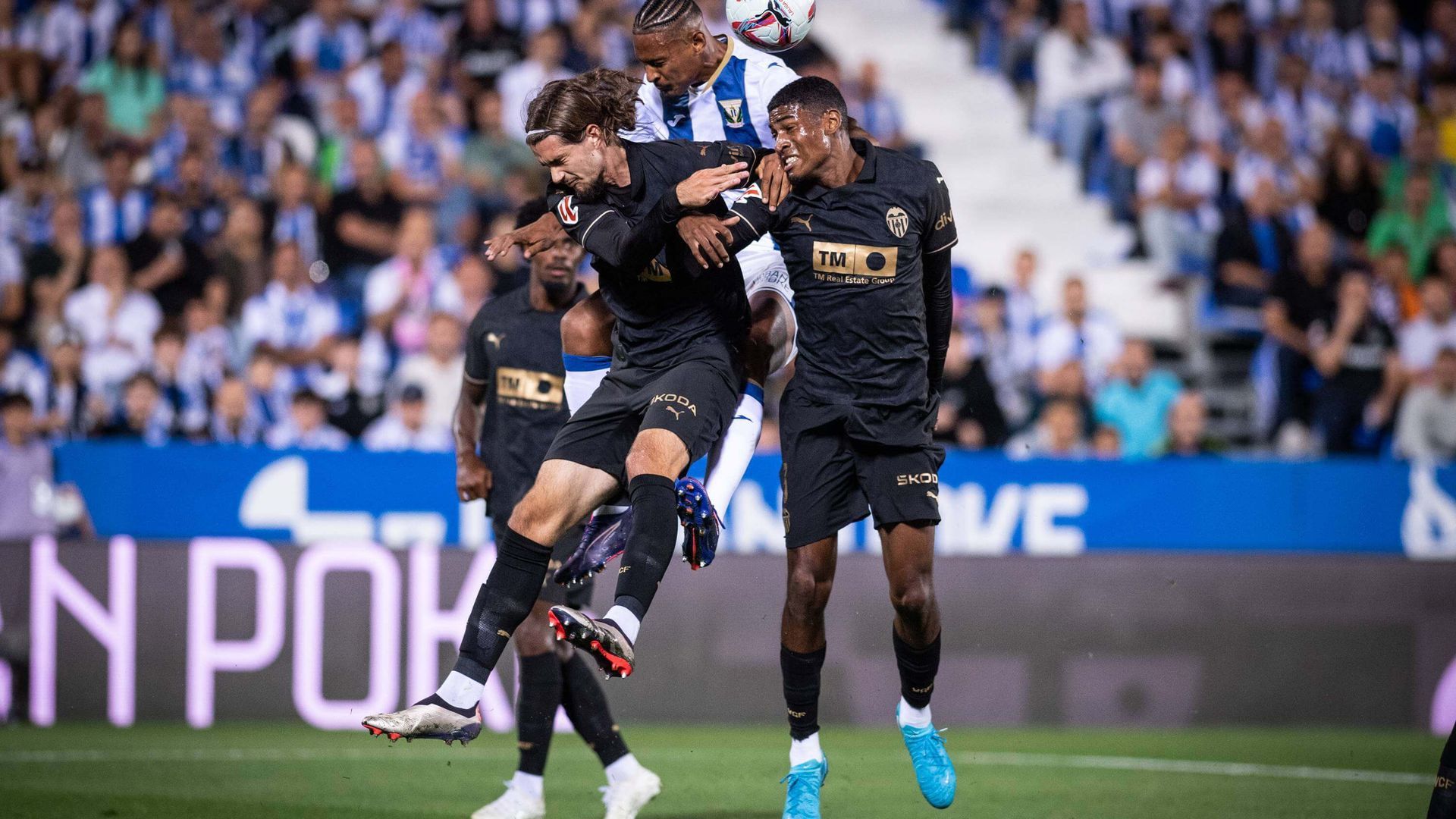 yarek_gasiorowski_y_cristhian_mosquera_ante_el_cd_leganes_foto_cordon_press.jpg yarek_gasiorowski_y_cristhian_mosquera_ante_el_cd_leganes_foto_cordon_press.jpg