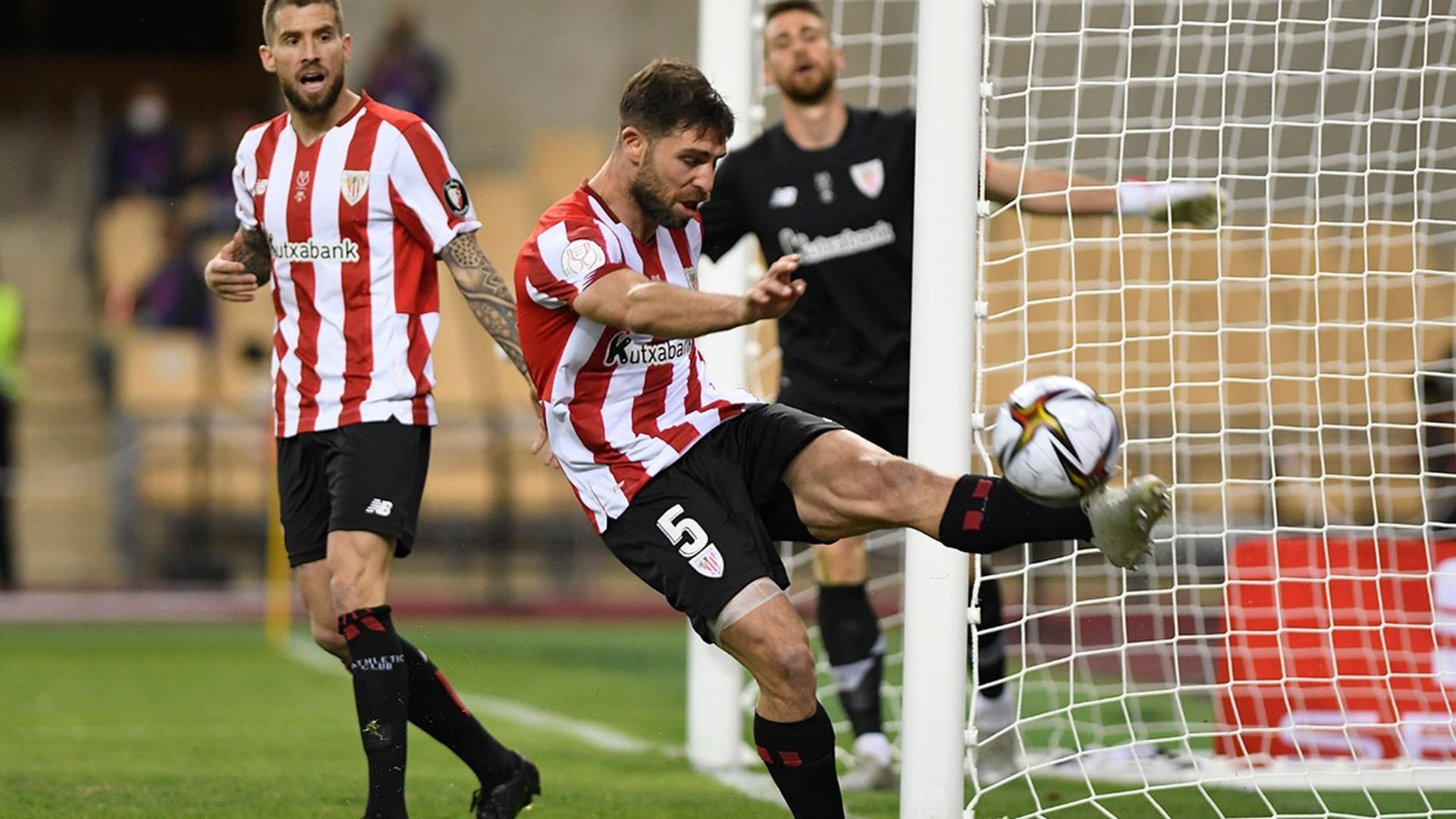 yeray_intenta_despejar_un_balon.jpeg yeray_intenta_despejar_un_balon.jpeg